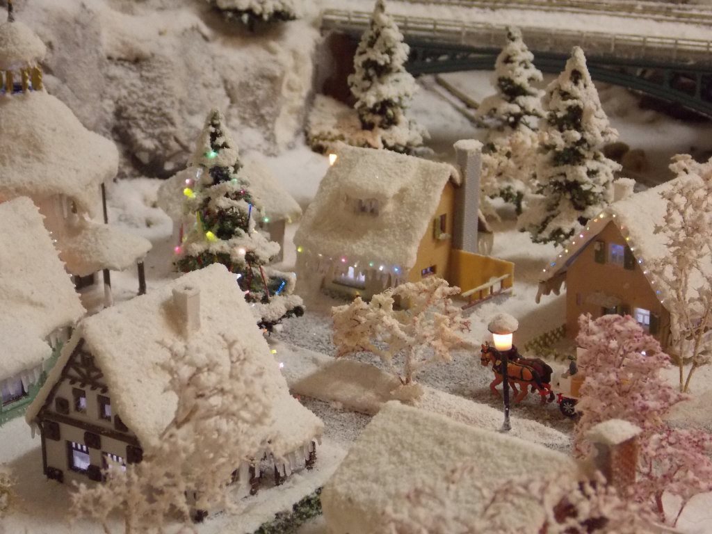 Details about Christmas Spirit Model Train Layout N - Scale